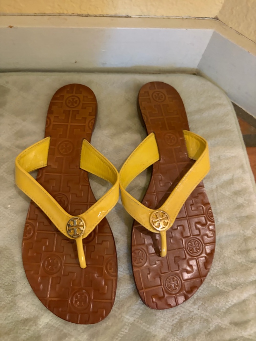 Tory Burch Yellow Patent Leather Thong Sandals with Logo Medallion